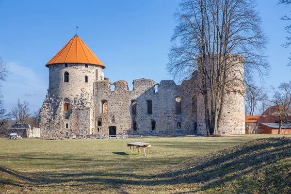 Casco antiguo, ciudad, castillo y parque en Cesis, Letonia. 2017 — Foto de Stock