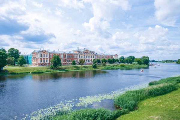 Antiguo castillo rojo en Jelgava, Letonia . — Foto de Stock