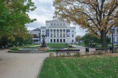 Letonca opera çeşme ve Bahçe ile. Riga, Letonya. Çiçekler bir