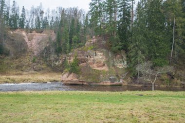 Nehir Amta, sonbahar, kırmızı kayalar, ahşap, Letonya. 2017