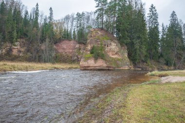 Nehir Amta, sonbahar, kırmızı kayalar, ahşap, Letonya. 2017
