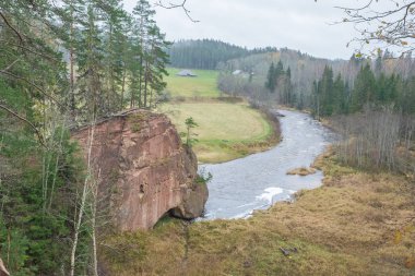Nehir Amta, sonbahar, kırmızı kayalar, ahşap, Letonya. 2017