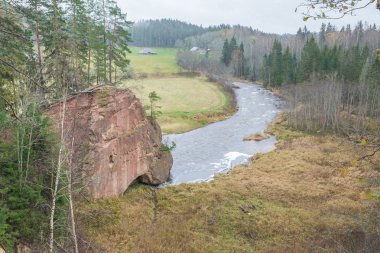 Nehir Amta, sonbahar, kırmızı kayalar, ahşap, Letonya. 2017