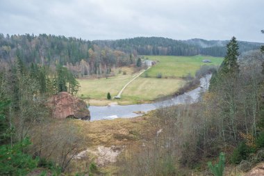 Nehir Amta, sonbahar, kırmızı kayalar, ahşap, Letonya. 2017