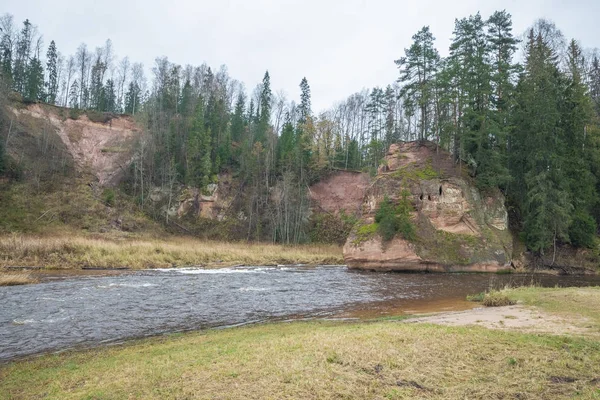 Nehir Amta, sonbahar, kırmızı kayalar, ahşap, Letonya. 2017