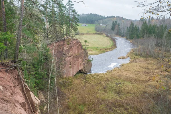 Nehir Amta, sonbahar, kırmızı kayalar, ahşap, Letonya. 2017