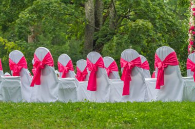 Güzel ve romantik beyaz sandalye.