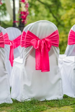 Güzel ve romantik beyaz sandalye.