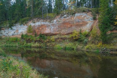 Kırmızı kayalıklarla City Masalaca, Letonya.