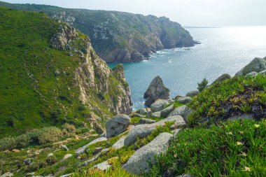 Portekiz kıyısında kapalı okyanus.