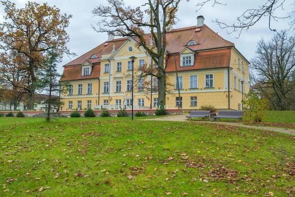 Velho castelo na Letónia . — Fotografia de Stock