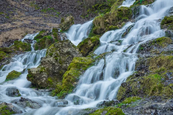 Printemps en Lettonie. Vue cascade à Cesis . — Photo