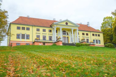 Letonya, turuncu bir çatı eski sarı malikane.