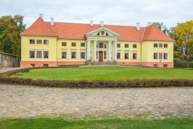 Letonya, turuncu bir çatı eski sarı malikane.