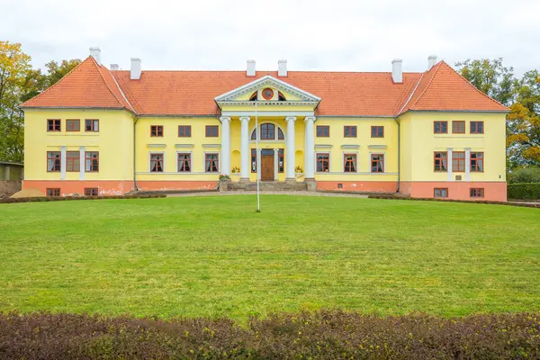 Letonya, turuncu bir çatı eski sarı malikane.