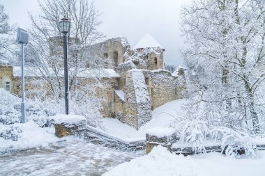 Old town kış zaman kar ile Letonya, adlı.