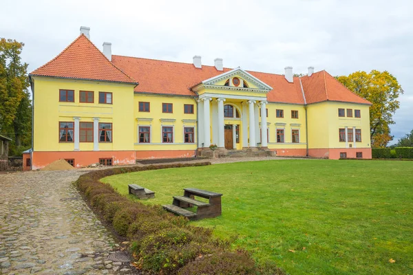 Gamla gula herrgården med orange tak på Lettland. — Stockfoto