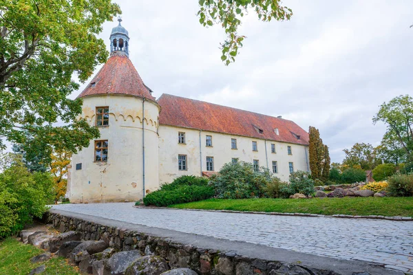 Blanco, viejo castillo. Objeto de la vieja cultura en Letonia . — Foto de Stock