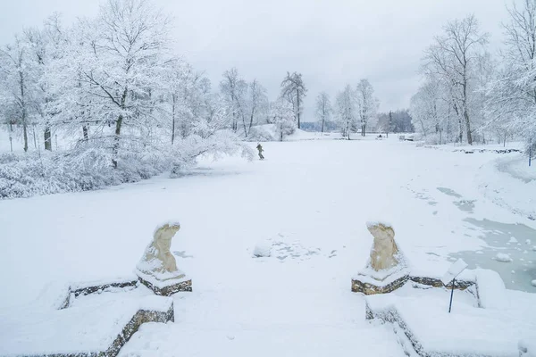 Ciudad vieja de Letonia, invierno con nieve . — Foto de Stock