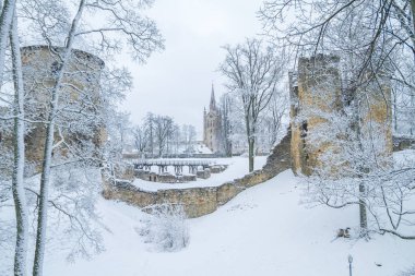 Old town kış zaman kar ile Letonya, adlı.