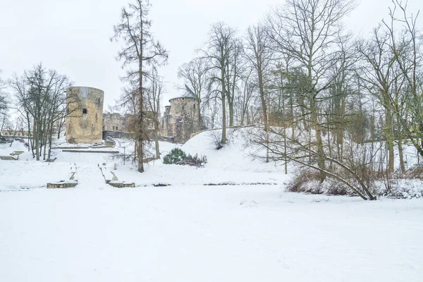 Ciudad vieja de Letonia, invierno con nieve . — Foto de Stock