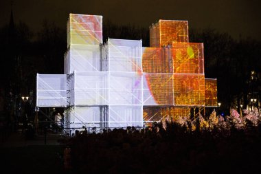 Staro Riga gece, fassion sanat monumenth ışıkları ile.