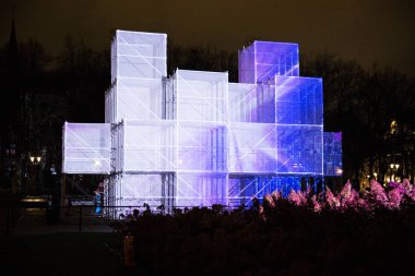Staro Riga gece, fassion sanat monumenth ışıkları ile.