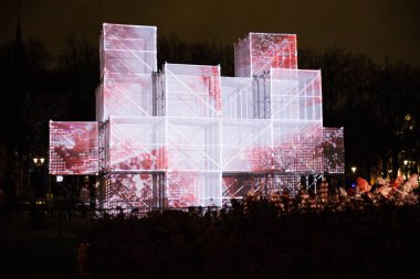 Staro Riga gece, fassion sanat monumenth ışıkları ile.