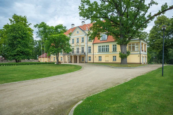 Старый замок в Латвии . — стоковое фото
