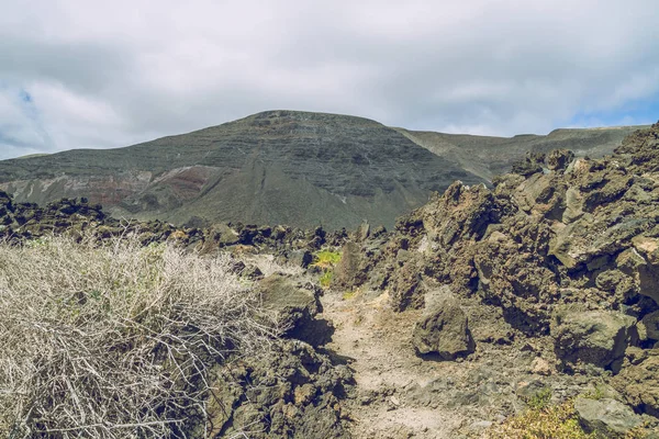 Lanzerote παραλία με βράχια vulcano. — Φωτογραφία Αρχείου