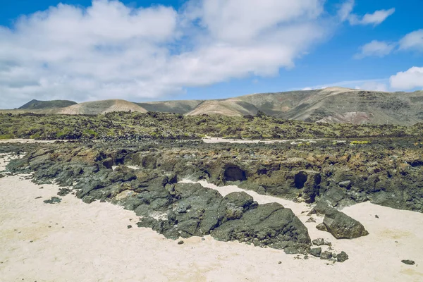 Lanzerote beach with vulcano rocks. — Stock Photo, Image