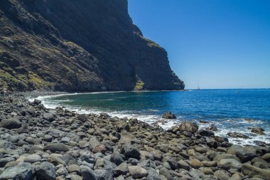 Tenerife mavi okyanus ve doğa. Büyük uçurum ve güneş.