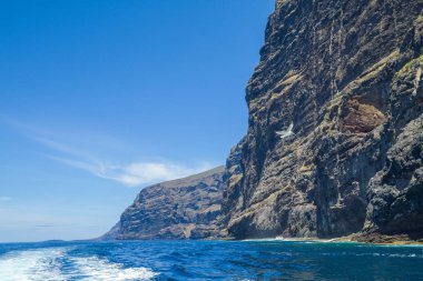 Tenerife mavi okyanus ve doğa. Büyük uçurum ve güneş.