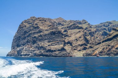 Tenerife mavi okyanus ve doğa. Büyük uçurum ve güneş.
