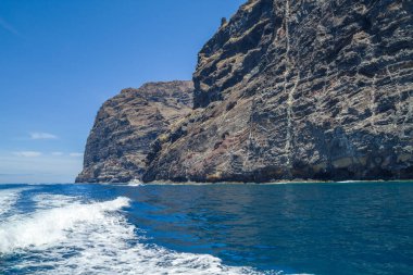 Tenerife mavi okyanus ve doğa. Büyük uçurum ve güneş.