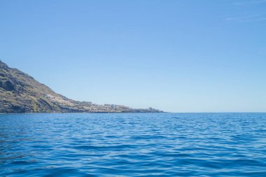 Tenerife mavi okyanus ve doğa. Büyük uçurum ve güneş.