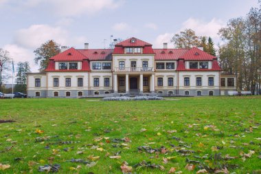 Eski manor Güz. Sarı ağaç yaprak.