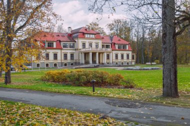 Eski manor Güz. Sarı ağaç yaprak.