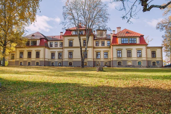 Öreg Udvarház ősszel. Sárga fa levelei. — Stock Fotó
