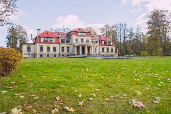 Vieux manoir en automne. Feuilles d'arbres jaunes . — Photo