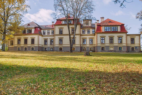 Vieux manoir en automne. Feuilles d'arbres jaunes . — Photo