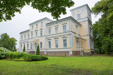 Şehir yardımıyla, Letonya eski kale. Doğa ve temiz hava.