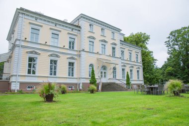 Şehir yardımıyla, Letonya eski kale. Doğa ve temiz hava.