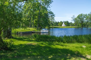 Şehir yardımıyla, Letonya eski kale. Doğa ve temiz hava.