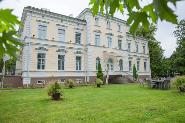 Şehir yardımıyla, Letonya eski kale. Doğa ve temiz hava.