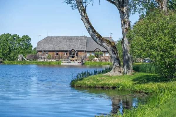 Город Игейт, старый дом в Латвии. Природа и свежий воздух . — стоковое фото