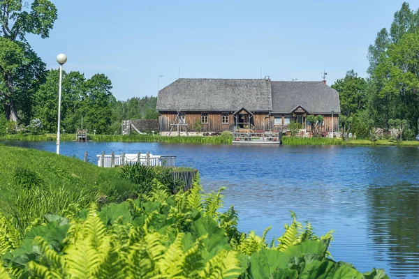 Город Игейт, старый дом в Латвии. Природа и свежий воздух . — стоковое фото