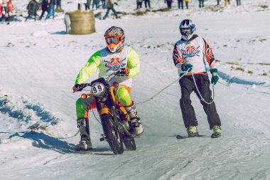 Mortcycles kış yarış. Hızlı engins ve büyük güç.