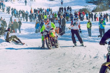 Mortcycles kış yarış. Hızlı engins ve büyük güç.