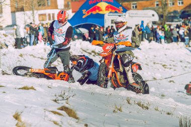 Mortcycles kış yarış. Hızlı engins ve büyük güç.